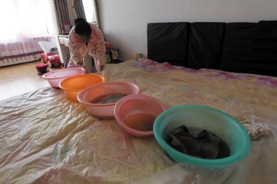 新兴楼上漏水，住户失联，小区没物管，业主维权难！律师来支招……